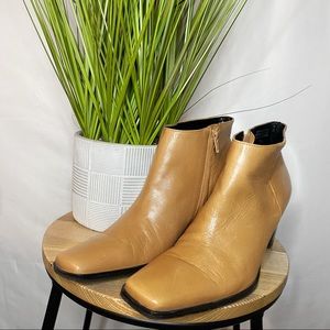 Vintage etienne aigner camel colored booties